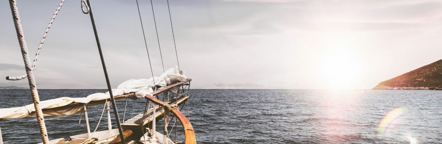 bateau à voile naviguant sur la mer