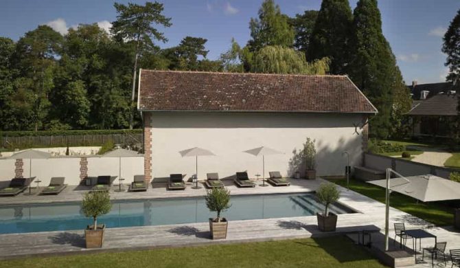 terrasse et piscine du chateau de la resle