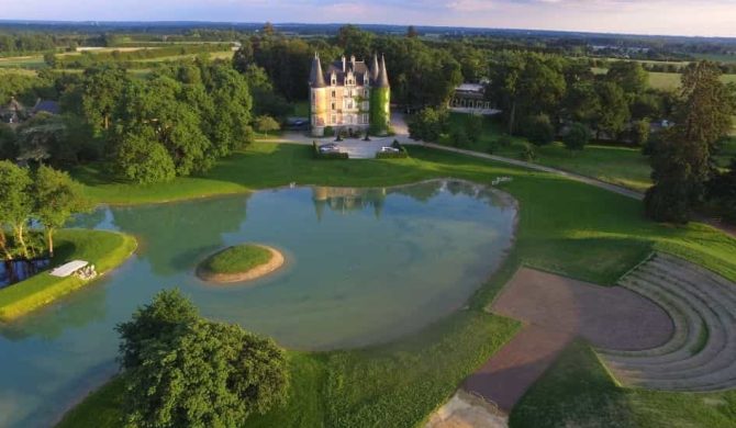 vue aérienne du chateau d'apigne