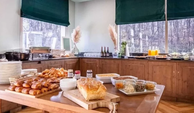 Petit déjeuner gourmand servi dans un hôtel romantique à Paris