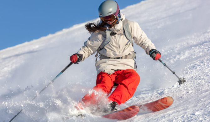 Où partir en février : une femme fait du ski