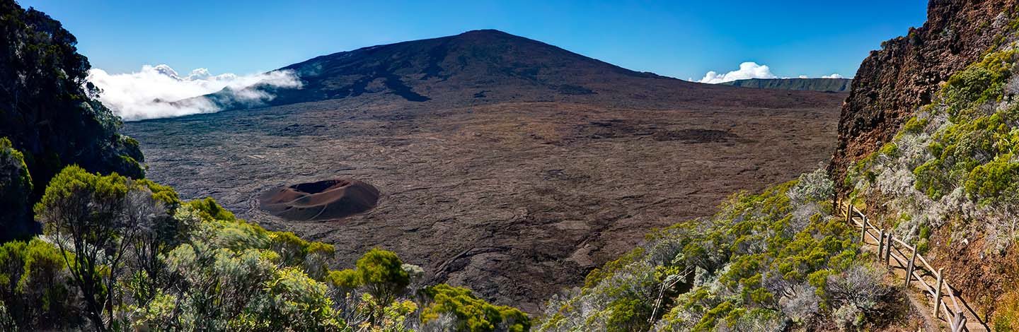 Sentier du Piton de la Fournaise et vue sur le volcan