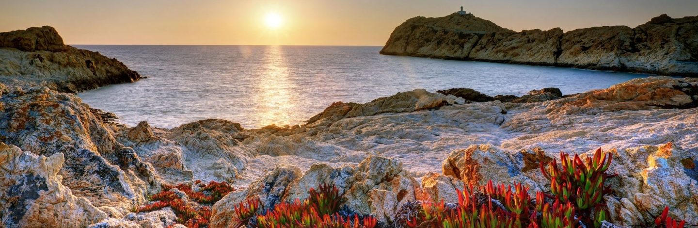 rochers et coucher de soleil à la mer
