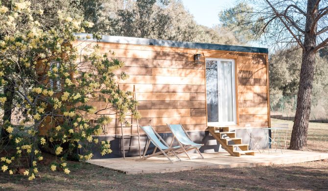 où partir en avril en famille : les jardins de manottes avec Hortense