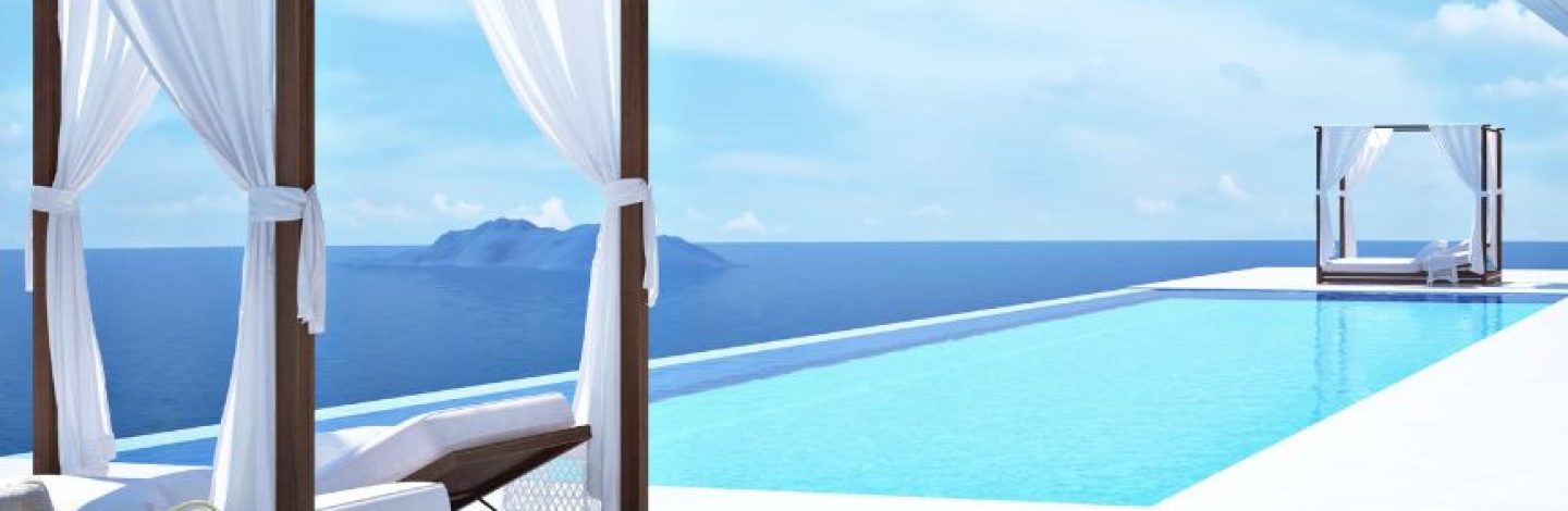 piscine et terrasse avec vue sur la mer en grèce