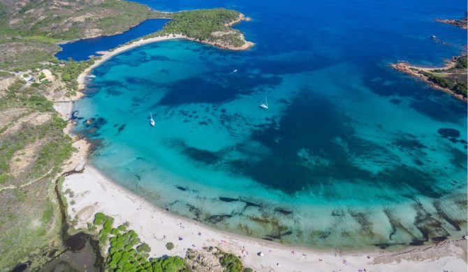 Vue aérienne de la palge rondinara en Corse