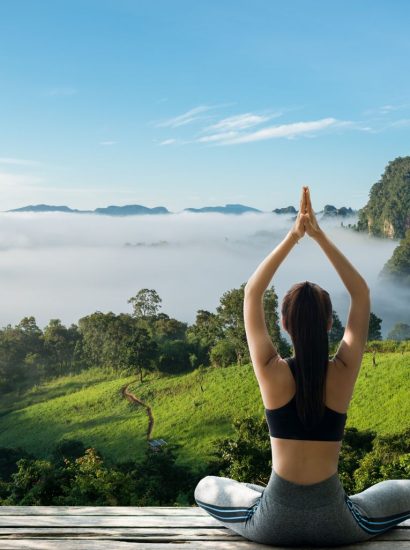 retraite-yoga- position de yoga en pleine nature